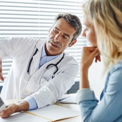 doctor-with-patient